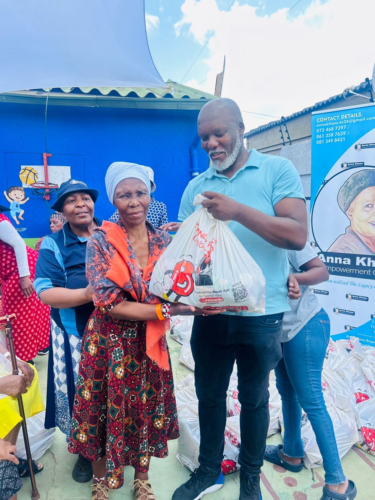 Food parcel distribution 4